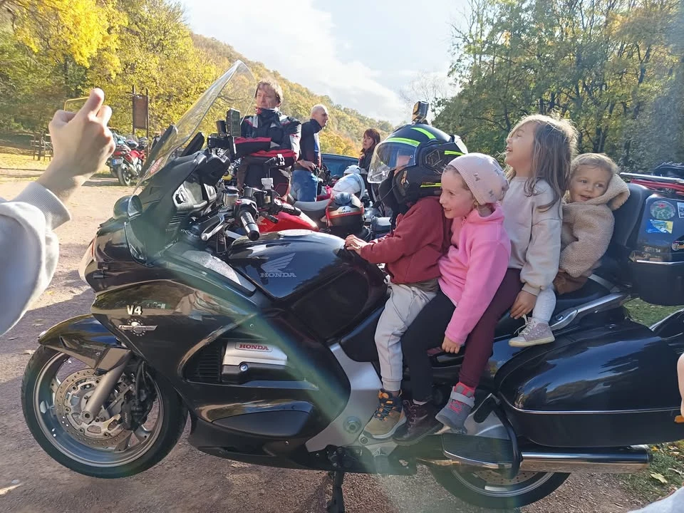 Pusztaszabolcsi jótékony gyermek motoroztatás